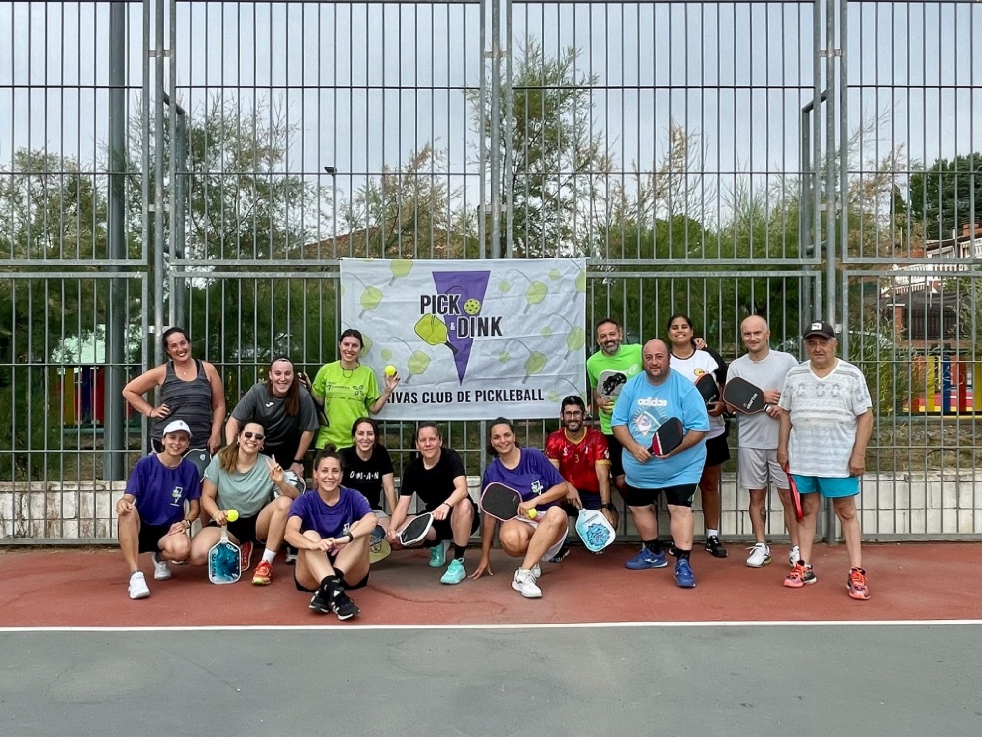 Comunidad Pick&Dink Rivas en pista con pancarta oficial