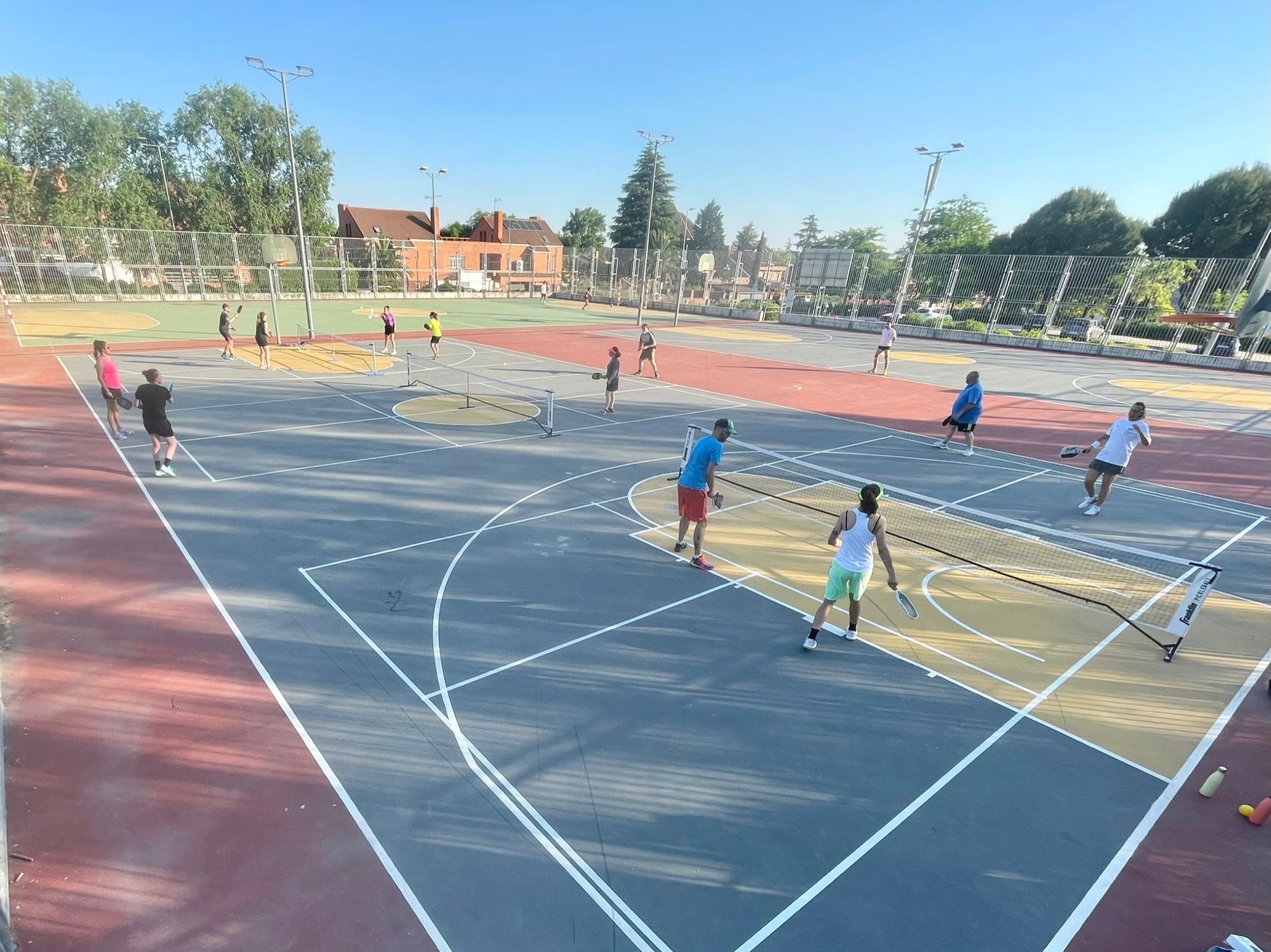 Jugadores iniciándose en el pickleball en Pick&Dink Rivas